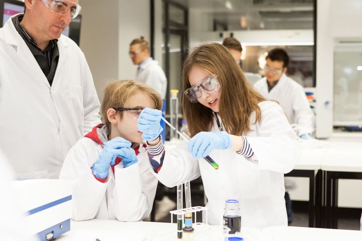 Aalto-yliopisto Juniorin laboratoriossa lapsilla ja nuorilla on mahdollisuus omin käsin kokeilla ja testata erilaisia asioita. Kuva: Aino Huovio