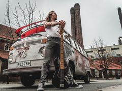 Eikka Alatalon Motör Circus tuo Sitratorille sähköistetyn Pallokeulan ja sirkustaidetta rock-asenteella. Kuva: Isak Stockås