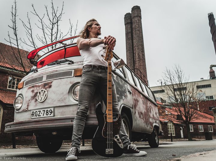 Eikka Alatalon Motör Circus tuo Sitratorille sähköistetyn Pallokeulan ja sirkustaidetta rock-asenteella. Kuva: Isak Stockås