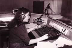 Suomen ensimmäinen kaupallinen radio, Radio Lakeus, aloitti lähetystoimintansa Nivalassa 27.4.1985. Kuvassa Airi Salmela.