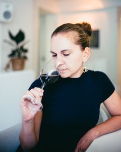 Heidi Mäkinen on suorittanut viinialan kansainvälisesti arvostetuimman Master of Wine -tutkinnon. Kuva: Joonas Ojala