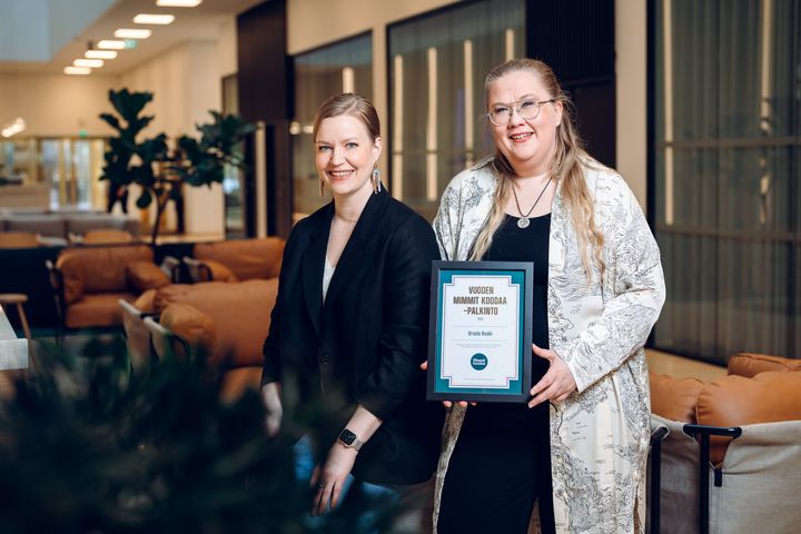 Ursula Koski (oik.) sai Mimmit koodaa -palkinnon 2023 viime vuoden voittajalta Susanna Kyllöseltä. Kuva: Software Finland ry