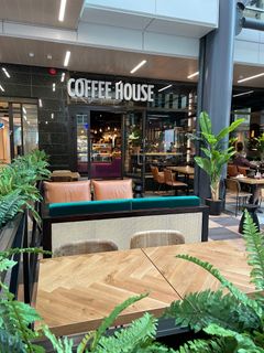 Uuden Coffee Housen terassi sijaitsee aina sateettomalla ja lämpimällä Kesäkadulla.