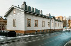 Pakohuoneet tulevat vuonna 1902 valmistuneen puutalon kellariin. Talon katutasossa palvelee pääsiäisenä ovensa avannut PSTA-ravintola. Kuva: Sampo Pystynen