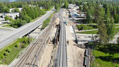 Kesällä 2021 siirretyn Lauritsalan alikulkusillan urakassa oli poikkeuksellinen toteutustapa, kun junaliikenteen sujuvuuden takaamiseksi raiteiden määrää ei vähennetty rakentamisen ajaksi ja lopputuloksena haluttiin yksi raide lisää. Uusi silta rakennettiin ensin puoliksi oikealle paikalleen ja junaliikenne otettiin sille jo syksyllä 2020. Kesäkuussa 2021 purettiin silta uusimman ja toiseksi uusimman sillan välistä sekä tehtiin tulevalle sillan tukirakenteita. Tila kahden sillan välissä sekä purkamiselle että rakentamiselle oli vaativa, mutta työt sujuivat suunnitellusti aikataulussa.
