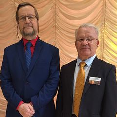 Estlands ambassador i Finland Harri Tiido och Esbo äldreråds ordförande Olli Männikkö