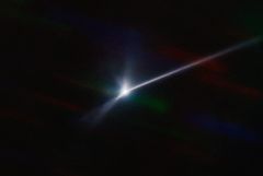 Chilessä sijaitsevan NSF:n NOIRLabin SOAR-teleskooppia käyttävät tähtitieteilijät kuvasivat valtavan pöly- ja heittelepilven, jonka NASAn DART-avaruusaluksen törmäys asteroidi Dimorphosin pintaan lähetti matkaan 26. syyskuuta 2022. Kuvassa näkyy yli 10 000 kilometrin pituinen pölyvana - Auringon säteilypaineen työntämä pölypyrstö, joka ei juuri eroa komeetan pyrstöstä - joka ulottuu keskeltä näkökentän oikeaan reunaan. (Image: Credit: CTIO/NOIRLab/SOAR/NSF/AURA/T. Kareta (Lowell Observatory), M. Knight (US Naval Academy))