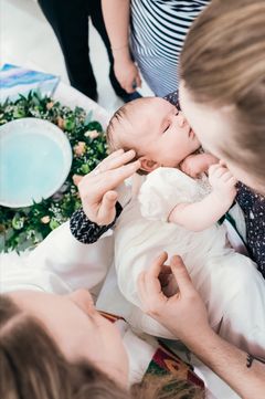 Vid Esbo församlingars dopdagar kan man döpa barn i vilken ålder som helst. Bild: Antti Rintala.