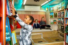 Stoori goes where children are and offers the delightful experience of discovering reading as a hobby. Photo: Maarit Hohteri / City of Helsinki