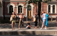 Dance theatre Tsuumi’s experiential journey Suo, guacamole ja Jussi will delve into societal polarisation at Kanneltalo. Image: Maritta Laesmaa.