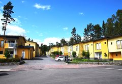 Vuonna 2016 Helsingin Myllypuroon valmistui pitkästä, sertifioidusta puutavarasta rakennettu n. 140 asunnon puutaloalue Myllyväenkadulle, jossa viehättävät pihakadut kiertävät rinteessä keskuskadun sydäntä.