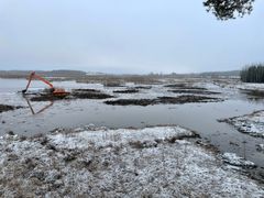 Ensimmäiset saarekkeet kaivettiin vanhan lintutornin edustalle. (Kuva: Jussi Härkönen, 18.11.2022)