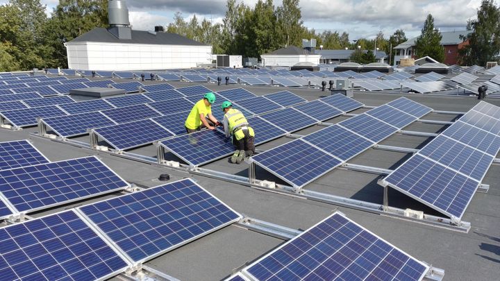 Lapualla käynnistyivät elokuun lopulla Solarigon toimittamien aurinkopaneelien asennustyöt. Kuva: Solarigo Oy.