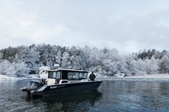 Phantom Cabin i aluminium bygger på skroget til den åpne båten Buster Phantom, som viste seg å være sjødyktig og svært lett å håndtere. I planleggingen har vi lagt vekt på passasjerkomfort, på romslig utforming og sjøsikkerhet.