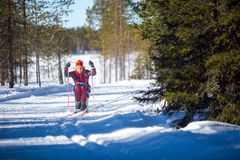 Kelkkahiihtäjä Sini Pyy on asettanut tavoitteekseen vuoden 2022 talviparalympialaisten kultamitalin. Tahto auttaa unelman täyttämisessä.