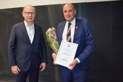Palkinto jaettiin Turun kauppakamarin syyskokouksessa tiistaina 24.11. Kuvassa (vas.) elinkeinopolitiikan valiokunnan puheenjohtaja Jussi Hakala ja Liedon kunnanjohtaja Esko Poikela.