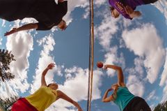 Uimastadionilla opitaan rantalentopalloniksejä 3.-6.7. Kuva: Akifoto oy