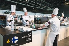 Suomen Bocuse d'Or-edustaja Ismo Sipeläinen, assistentti Johan Kurkela ja valmentaja Eero Vottonen minuutteja ennen Euroopan osakilpailun alkamista Torinossa 2018
Kuva Kim Öhman