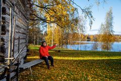Jaana Luttinen Koljonvirran maisemissa, joissa käytiin Koljonvirran taistelu 27.10.1808. Kuvaaja: Mari Kekäläinen.