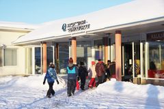 Skoleleverna vid Kalajärven koulu använder servicetorget som ersättande lokal tills nybyggnaden är färdig, vilket uppskattas vara om två till tre år. (Foto: Esbo stad / Katariina Hannukainen)