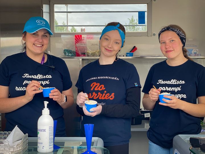 Duunitori, nuorisojärjestö 4H ja K-ryhmä auttavat alaikäisiä kesätöihin. Jenna Parkkinen (keskellä) pääsi 4H:n Ysit töihin -toiminnan avulla töihin K-Supermarket Laukaaseen. Kaupan ala tuntui monipuoliselta ja opetti asiakaspalvelusta. Kuva: 4H / Ilkka Loikkanen