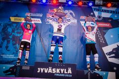 Juniorifinaalin palkintojenjako, voittajana suomen Joni Saarinen (kesk), toisena suomen Leevi Nakari (vas), kolmantena ranskan Theo Richalet-Chaudeur (oik)
Photocredit: Red Bull Content Pool / Victor Engström
