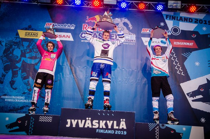 Juniorifinaalin palkintojenjako, voittajana suomen Joni Saarinen (kesk), toisena suomen Leevi Nakari (vas), kolmantena ranskan Theo Richalet-Chaudeur (oik)
Photocredit: Red Bull Content Pool / Victor Engström
