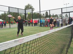 Polaria Padel -kentän avajaisissa nähtiin padel-näytösottelu.