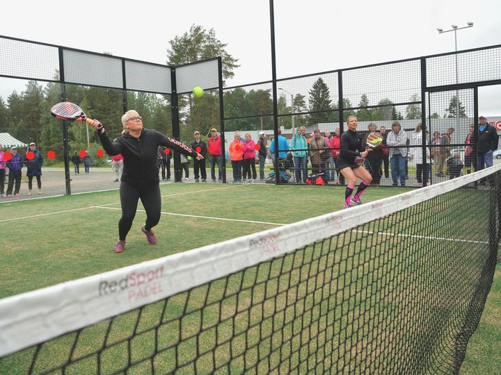 Polaria Padel -kentän avajaisissa nähtiin padel-näytösottelu.