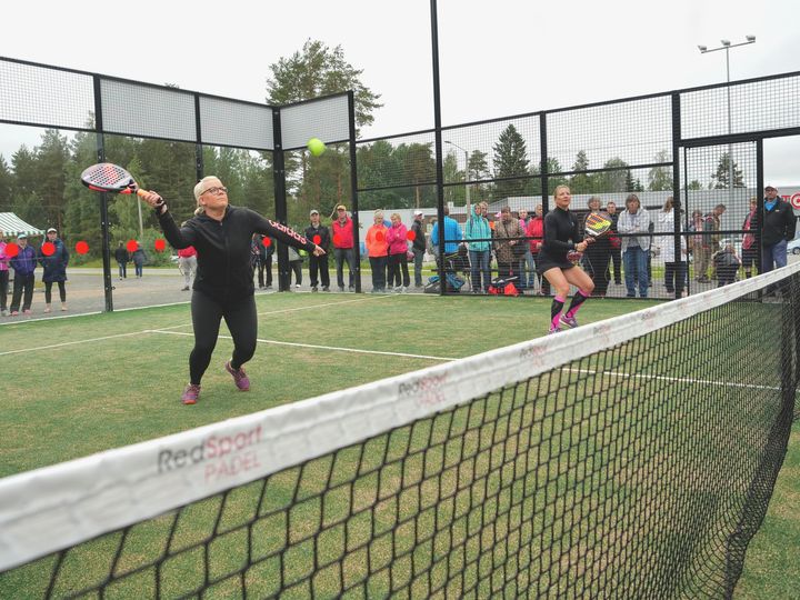 Polaria Padel -kentän avajaisissa nähtiin padel-näytösottelu. 