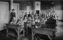 Sisällissodan jännitteet tuntuivat vuosia muun muassa kansakoulussa, jossa punaisten lapset joutuivat joskus opettajien kaunojen uhreiksi. Kuvassa ollaan Vallilan kansakoulussa vuonna 1921. Kuva: Helsingin kaupunginmuseo