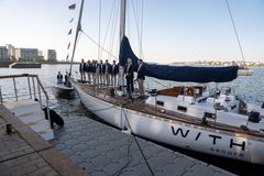 Tapio Lehtinen tiimeineen starttaa legendaarisen Whitbread Round the World -kisan 50-vuotisjuhlakilpailuun Ocean Globe Raceen nyt uuden pääyhteistyökumppanin mukaan uudelleennimetyllä Swan 55 -joolilla Galiana WithSecure. Veneen kastajaisissa WithSecuren toimitusjohtaja Juhani Hintikka (vas) sekä Tapio Lehtinen (oik) tiimeineen. Kuva: WithSecure