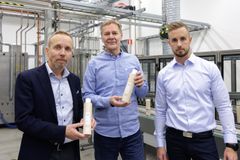 Tatu Viherma toteaa, että kotimaisen kosmeettisten aerosolien valmistajan saaminen alalle on erittäin tervetullutta valmistuttajan näkökulmasta: ”Taerosolin palvelun taso on ollut erittäin hyvää tähän mennessä. Uskon, että sille on Euroopankin mittakaavassa tilaa”, hän sanoo. (Kuvassa: Tatu Viherma, Heikki Jalava, Antti Pirttilahti. Kuva: Tero Hakala.)