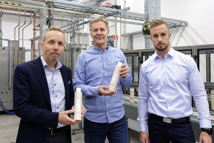 Tatu Viherma toteaa, että kotimaisen kosmeettisten aerosolien valmistajan saaminen alalle on erittäin tervetullutta valmistuttajan näkökulmasta: ”Taerosolin palvelun taso on ollut erittäin hyvää tähän mennessä. Uskon, että sille on Euroopankin mittakaavassa tilaa”, hän sanoo. (Kuvassa: Tatu Viherma, Heikki Jalava, Antti Pirttilahti. Kuva: Tero Hakala.)
