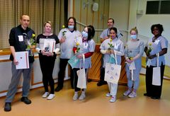 Från vänster till höger på bilden: Hjälpare-verksamhetens assisterande arbetstränare Sami Virtanen, ansvariga arbetstränare Marika Porentola, några av Bergcentrets hjälpare och Heidi Järviniemi (andra från höger), som föreslog att Hjälpare-verksamheten skulle premieras. Foto: Raimo Vahtera.