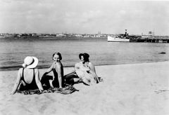 Solbadare poserar på Rönnskärs badstrand, bilden tagen på 1930-talet. Foto: Fred Runeberg. Källa: https://helsingforsbilder.fi/