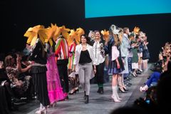 Montonin suunnittutiimi keräsi raikuvat aplodit Tallinn Fashion Week -näytöksen jälkeen. Etualalla Montonin brändijohtaja Pille Lauring.