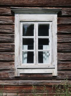 Vanha ikkuna Sissolassa, Ilomantsissa. Kuva: Pekka Piiparinen / Pohjois-Karjalan ELY-keskus.