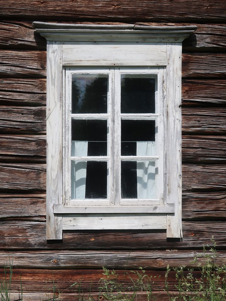 Vanha ikkuna Sissolassa, Ilomantsissa. Kuva: Pekka Piiparinen / Pohjois-Karjalan ELY-keskus.