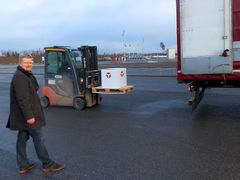 Yepzonin toimitusjohtaja Otto Linna saattamassa paikanninlähetystä Venäjän presidentille.