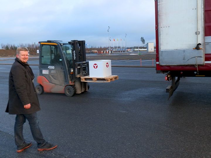 Yepzonin toimitusjohtaja Otto Linna saattamassa paikanninlähetystä Venäjän presidentille.