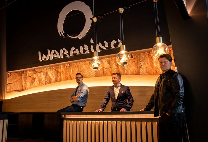 Warabino on Hartwall Arenalta löytyvä uusi sushiravintola. Kuvassa vasemmalla Juha Rista, Kristian Helanne ja Kimmo Kivisilta.