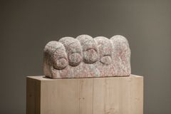 Utställningen Årets unga konstnär 2022 – Emma Jääskeläinen öppnas i Tammerfors konstmuseum i juni och i Kuntsi museum för modern konst i september. Emma Jääskeläinen: Holding a dirty thought, 2017:
Norjalainen marmori, simpukka
kuva: Maija Toivanen, HAM
