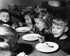 Oppilaat syövät kouluateriaa kansakoulussa, 1950. Kuva: Sundström Hugo, Helsingin kaupunginmuseo