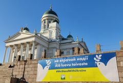 Helsingin tuomiokirkko, Ukrainan tukibanneri kivijalassa. Kuva: Sirpa Patronen/Helsingin seurakunnat