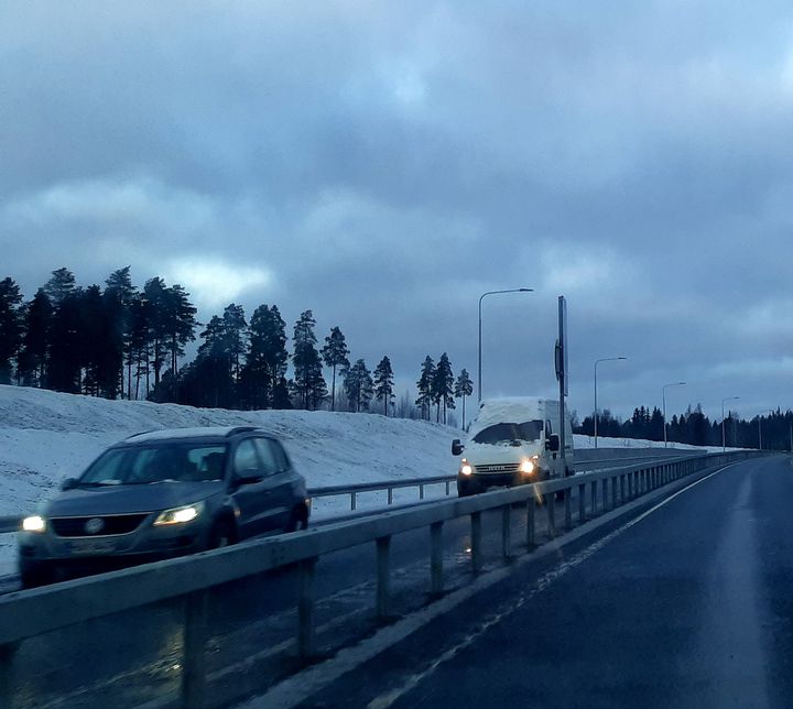 Nollan molemmin puolin sahaava lämpötila voi aiheuttaa haasteita. Vuosi sitten marraskuun alussa kolmostien säätila näytti Kyröskoskella tällaiselta.