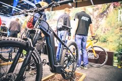 GoExpossa on esillä kymmeniä erilaisia sähköpyöriä. Kuva: GoExpo 2018, Messukeskus.