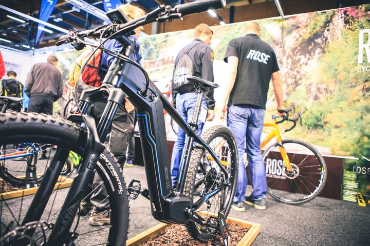 GoExpossa on esillä kymmeniä erilaisia sähköpyöriä. Kuva: GoExpo 2018, Messukeskus.