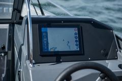 Buster Q har som standardutrustning internetuppkoppling, sjökort från C-Map, Yamaha-utombordarinstrumenten, väderinformation om det lokala området och en Wifi-hotspot genom vilken Buster Q:s nätuppkoppling också kan delas med andra apparater.