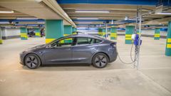 Tesla Model 3 lataa Parkkisähkön Type 2 laitteesta